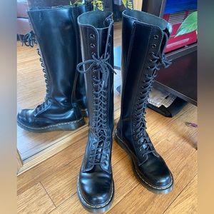 Dr Martens 20 eyelet boots